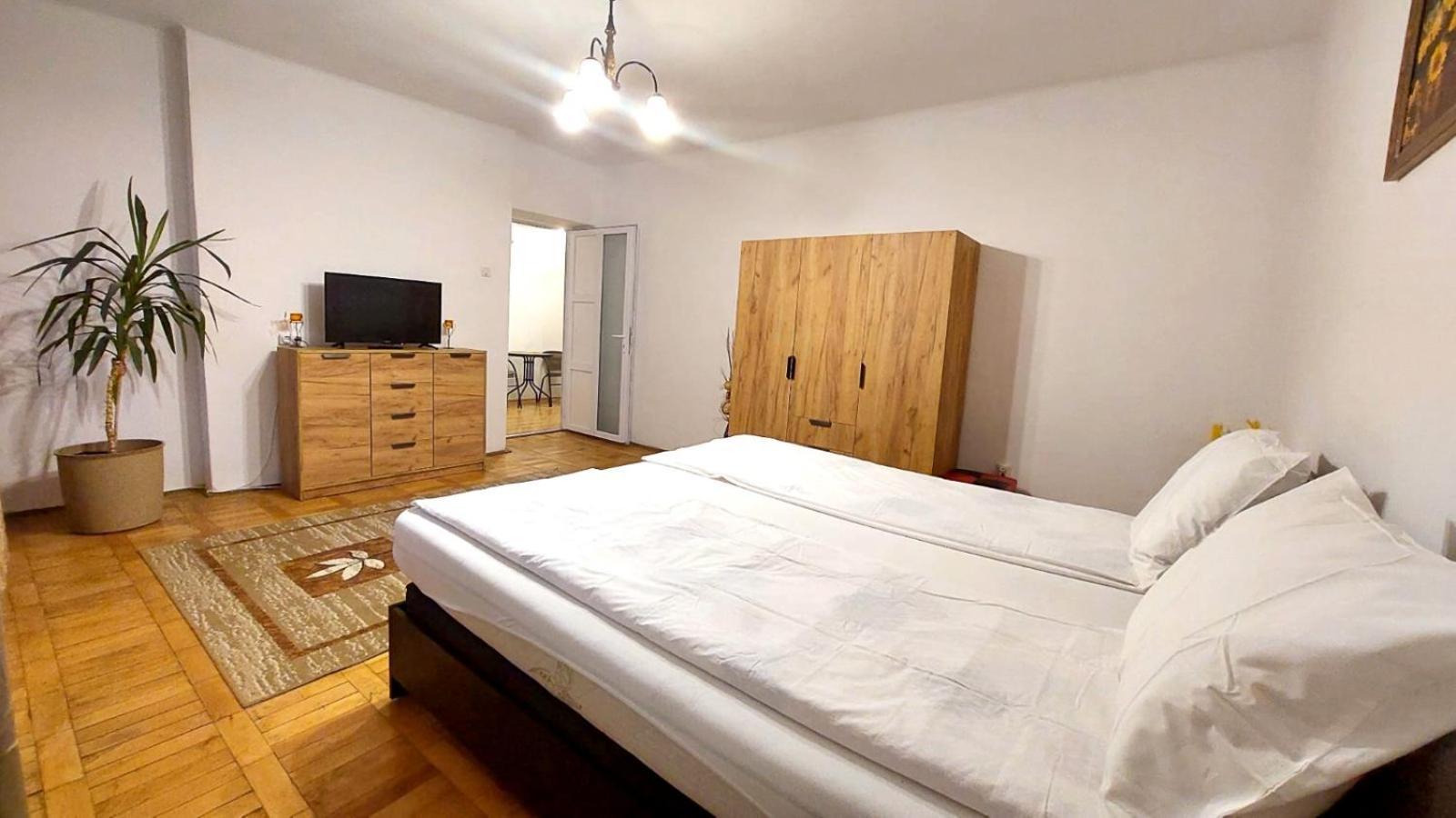 The Home Hunedoara Luaran gambar